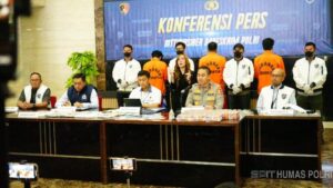 Direktorat Tindak Pidana Siber (Dittipidsiber) Bareskrim Polri mengungkap kasus online scam jaringan internasional yang merugikan empat negara, termasuk Indonesia. Konferensi pers di Aula Bareskrim Polri, Selasa (16/7). Foto: Humas Polri