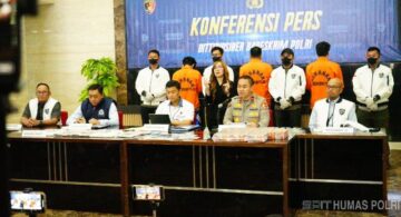 Direktorat Tindak Pidana Siber (Dittipidsiber) Bareskrim Polri mengungkap kasus online scam jaringan internasional yang merugikan empat negara, termasuk Indonesia. Konferensi pers di Aula Bareskrim Polri, Selasa (16/7). Foto: Humas Polri