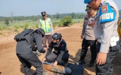 Warga Dusun Krajan, Desa Jabung, Kecamatan Jabung, Kabupaten Malang, digemparkan dengan penemuan bom peninggalan Perang Dunia pada Minggu (14/7). Foto: Humas Polres Malang