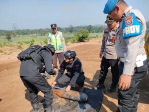 Warga Dusun Krajan, Desa Jabung, Kecamatan Jabung, Kabupaten Malang, digemparkan dengan penemuan bom peninggalan Perang Dunia pada Minggu (14/7). Foto: Humas Polres Malang