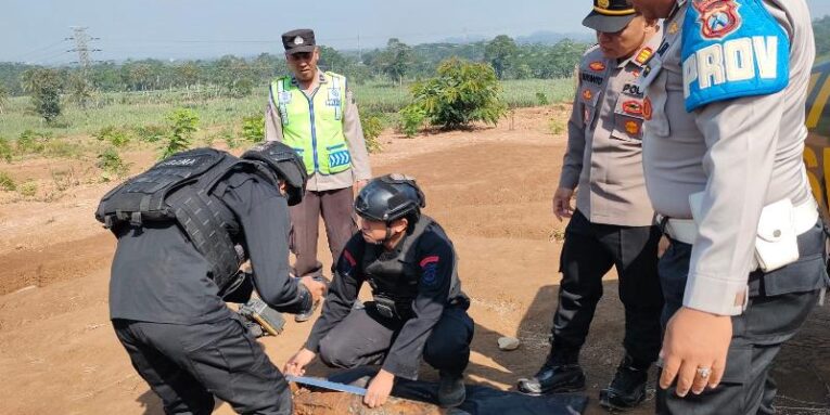 Warga Dusun Krajan, Desa Jabung, Kecamatan Jabung, Kabupaten Malang, digemparkan dengan penemuan bom peninggalan Perang Dunia pada Minggu (14/7). Foto: Humas Polres Malang