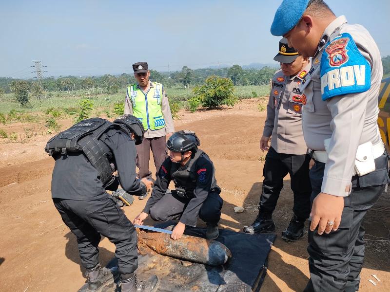 Warga Dusun Krajan, Desa Jabung, Kecamatan Jabung, Kabupaten Malang, digemparkan dengan penemuan bom peninggalan Perang Dunia pada Minggu (14/7). Foto: Humas Polres Malang
