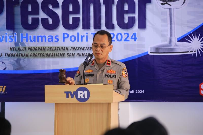 Pelatihan bertajuk 'Melalui Program Pelatihan Presenter Kita Tingkatkan Profesionalisme Sumber Daya Manusia Humas Polri' ini berlangsung di Studio Alam TVRI, Sukmajaya, Depok, pada Senin, 15 Juli 2024. Foto: Humas Polri
