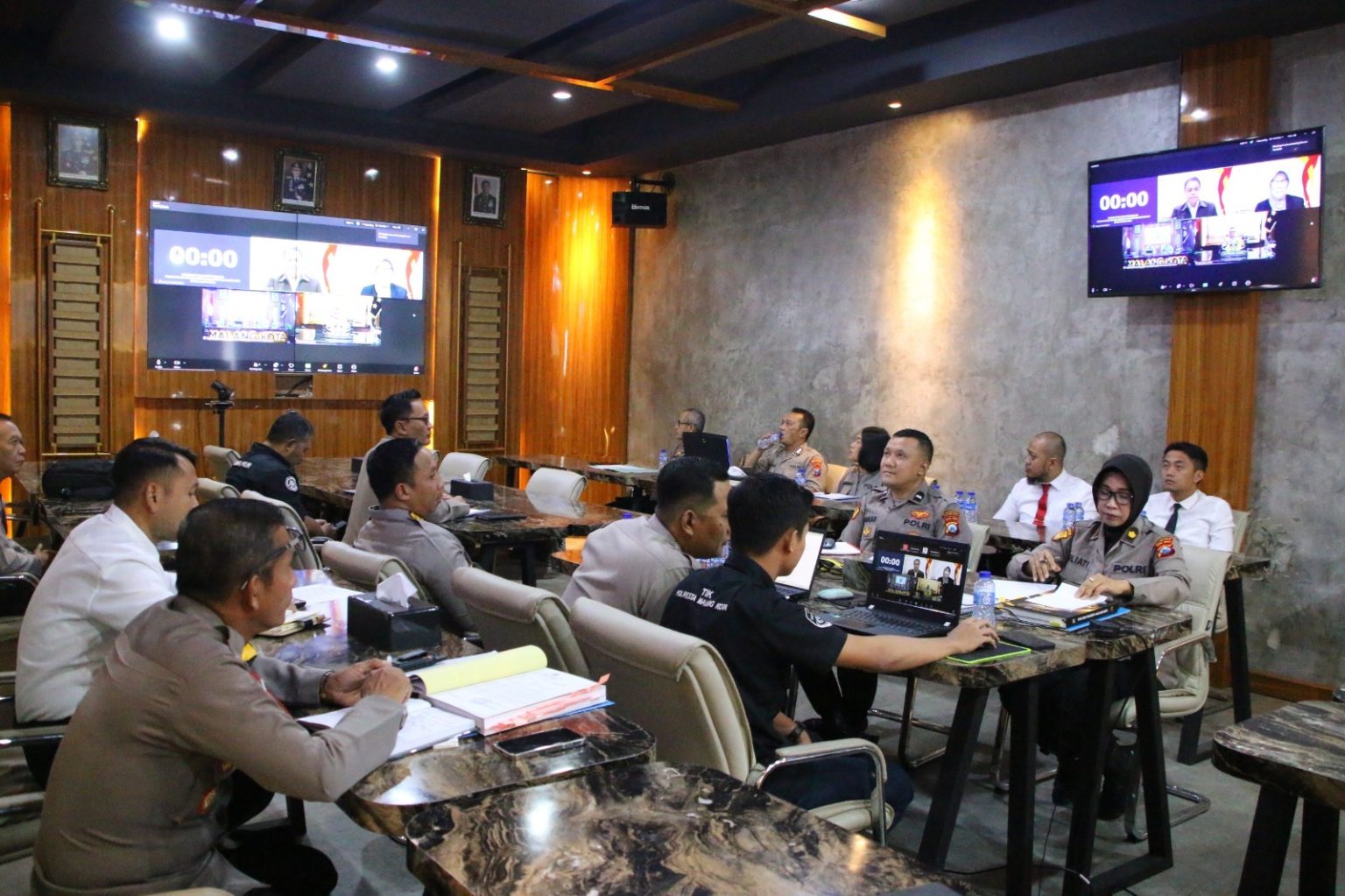 Dalam sesi evaluasi melalui konferensi video pada Senin (15/7), Kapolresta Malang Kota, Kombes Pol Budi Hermanto, S.I.K., M.Si, secara meyakinkan mempresentasikan 'Jogo Malang Presisi'. Foto: Humas Polri