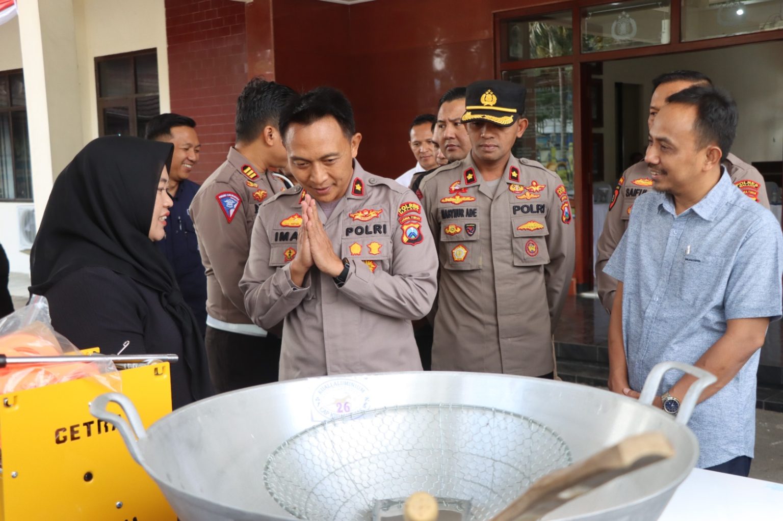 Polres Malang Bantu Keluarga Korban Kanjuruhan dengan UMKM. Foto: Pers Bhayangkara
