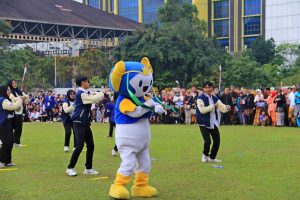 Penampilan flashmob oleh tim PKKMB UM menjadi bagian dari rangkaian acara pembukaan PKKMB Universitas Negeri Malang 2024.