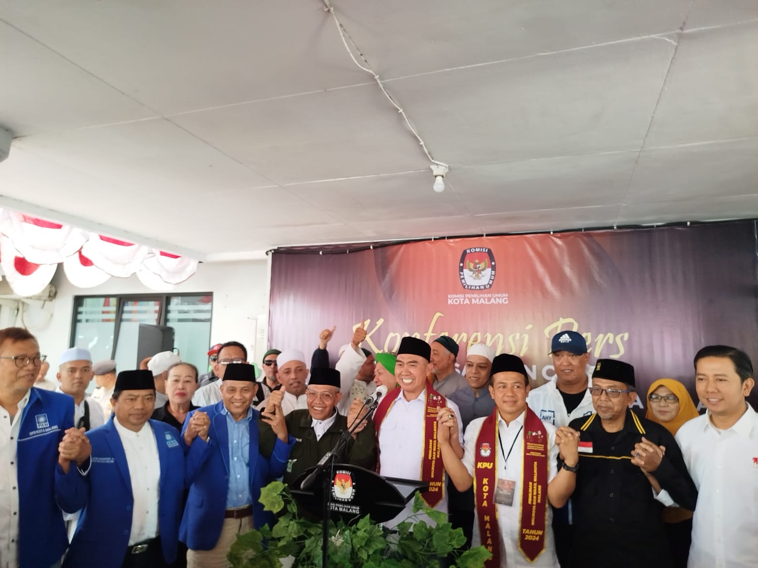 ribuan simpatisan abah anton-dimyati