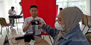 Kegiatan perekaman KTP elektronik ini dilakukan melalui program Jemput Bola (Jembol) yang dilaksanakan langsung di sekolah-sekolah