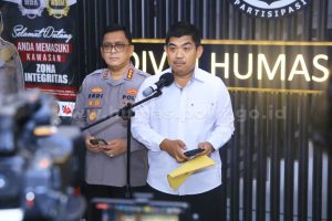 Densus 88 Antiteror Polri mengungkap kisah menegangkan tentang HOK (19), seorang pemuda asal Batu, Malang, Jawa Timur, yang terjerat dalam propaganda Daulah Islamiyah (ISIS) hingga merencanakan aksi bom bunuh diri. Foto; Humas Polri