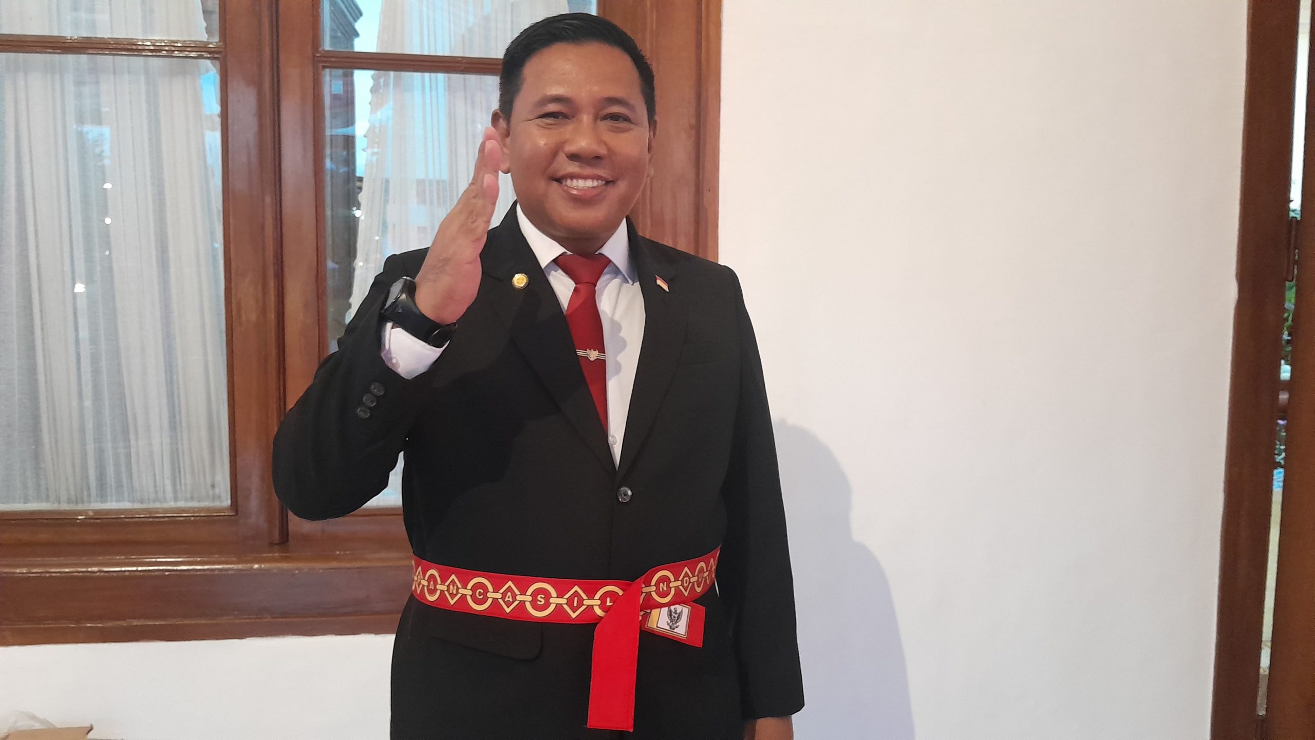 Ketua Purna Paskibraka Provinsi Jawa Timur, Sarjono, menyampaikan tanggapannya yang tegas terhadap aturan baru dari Badan Pembinaan Ideologi Pancasila (BPIP) yang melarang Paskibraka putri mengenakan jilbab