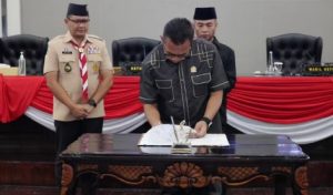 Pj.) Wali Kota Batu, Aries Agung Paewai, menandatangani kesepakatan Perubahan Anggaran Pendapatan dan Belanja Daerah (P-APBD) Tahun Anggaran 2024 bersama Dewan Perwakilan Rakyat Daerah (DPRD) Kota Batu.