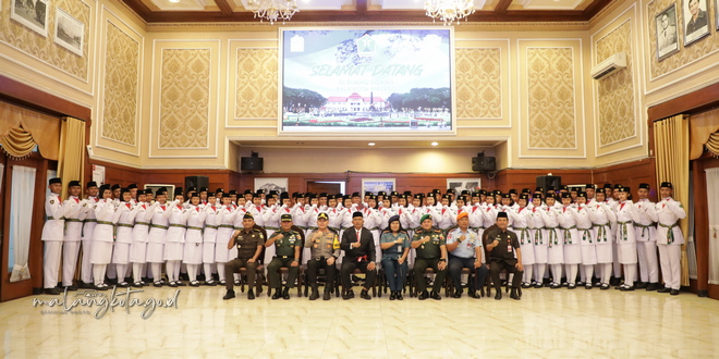 Sekretaris Daerah (Sekda) Kota Malang, Erik Setyo Santoso, ST, MT, secara resmi mengukuhkan 70 anggota Pasukan Pengibar Bendera Pusaka (Paskibraka) Kota Malang dalam sebuah upacara yang berlangsung di Ruang Sidang Balai Kota Malang pada Kamis malam (15/8).