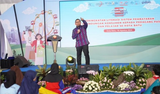 Pemerintah Kota Batu, bersama dengan Otoritas Jasa Keuangan (OJK) dan Bank Indonesia (BI) Malang, mengadakan Pekan QRIS Nasional 2024 di Pasar Induk Among Tani. Acara ini berlangsung pada Jumat (16/8)