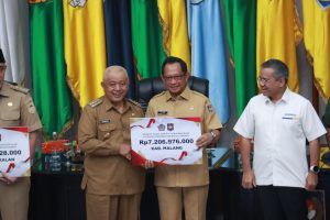 Bupati Malang mendapatkan kehormatan menerima Insentif Fiskal Kinerja Tahun Berjalan Kategori Pengendalian Inflasi Daerah Periode Pertama. Foto: Pemkab Malang