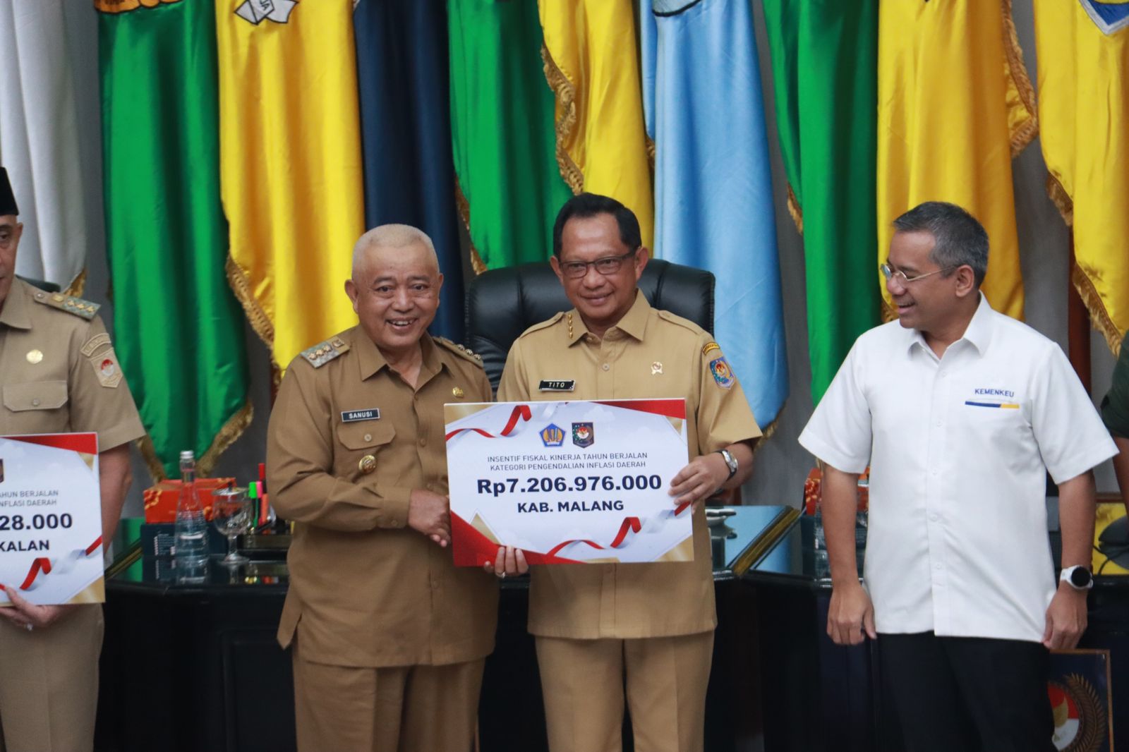 Bupati Malang mendapatkan kehormatan menerima Insentif Fiskal Kinerja Tahun Berjalan Kategori Pengendalian Inflasi Daerah Periode Pertama. Foto: Pemkab Malang