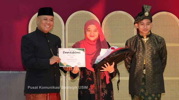 Ahmad Thohir Yoga, guru dari MAN 2 Kota Malang, telah berhasil meraih penghargaan tertinggi IGSN Hero 2024 yang diberikan oleh Universiti Sains Islam Malaysia (USIM)
