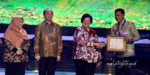 Penjabat (Pj.) Walikota Malang, Dr. Ir. Wahyu Hidayat, MM, dianugerahi penghargaan atas perannya dalam pembinaan Program Kampung Iklim (ProKlim) 2024.