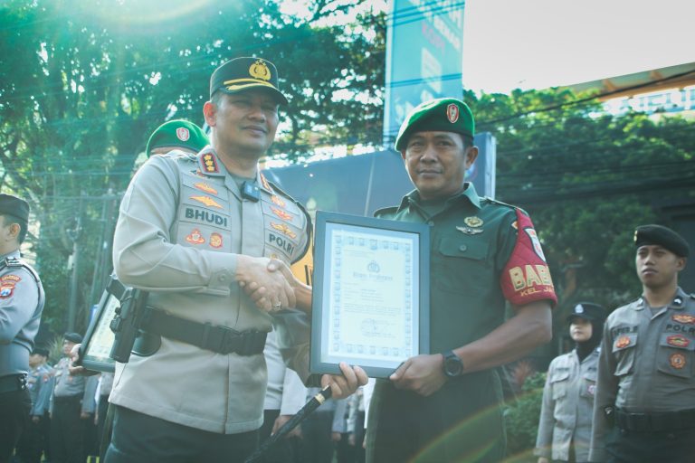 Kapolresta Malang Kota, Kombes Pol Budi Hermanto, S.I.K., M.Si, memberikan penghargaan tinggi kepada tiga pilar Kelurahan Ciptomulyo. Foto: Polresta Malang Kota