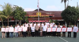 Dalam rangka menyambut Hari Kemerdekaan Republik Indonesia ke-79, Polres Malang memberikan bantuan kepada 51 tempat ibadah, pondok pesantren, dan panti asuhan di wilayah Kabupaten Malang. Foto: Polres Malang