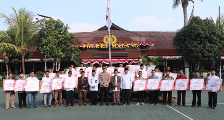 Dalam rangka menyambut Hari Kemerdekaan Republik Indonesia ke-79, Polres Malang memberikan bantuan kepada 51 tempat ibadah, pondok pesantren, dan panti asuhan di wilayah Kabupaten Malang. Foto: Polres Malang