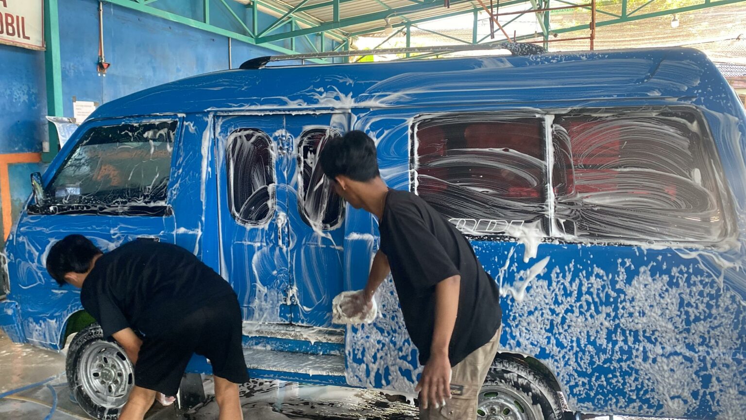 mahasiswa Institut Teknologi Sepuluh Nopember (ITS) melalui program Kuliah Kerja Nyata dan Pemberdayaan Masyarakat (KKN-PM) telah meluncurkan inovasi untuk Angkot Malang. Foto: ITS News