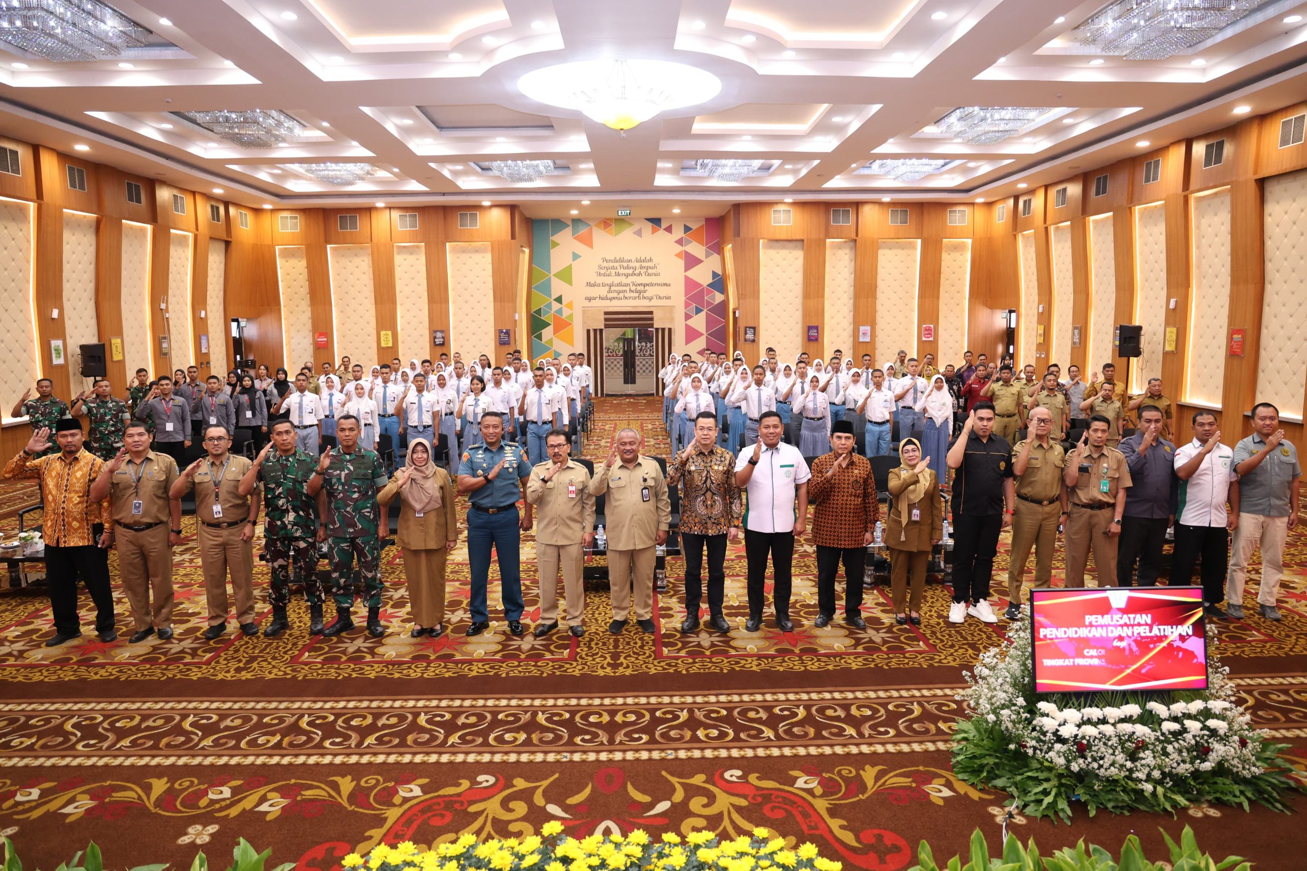 Sebanyak 74 personel calon Pasukan Pengibar Bendera Pusaka (Paskibraka) Jawa Timur tahun 2024 menjalani pemusatan pendidikan dan pelatihan di Badan Pengembangan Sumber Daya Manusia (BPSDM) Jatim. Foto: Diskomnfo Jatim