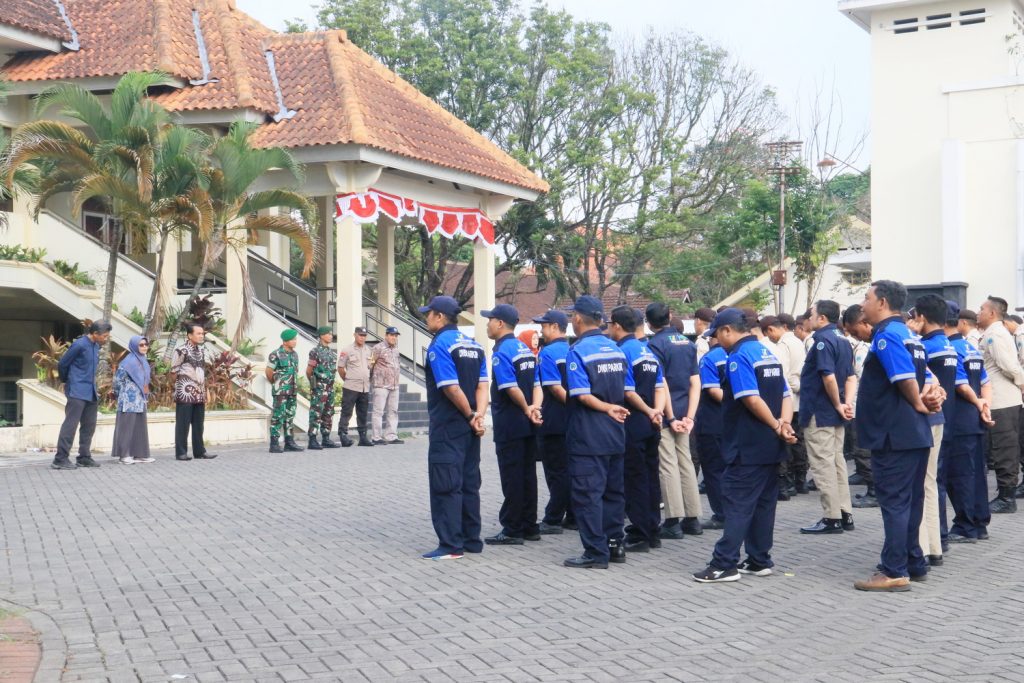Universitas Negeri Malang (UM) kembali menunjukkan komitmennya dalam menjaga ketertiban dan keamanan kampus dengan menggelar Apel Besar Satuan Pengamanan dan Divisi Parkir