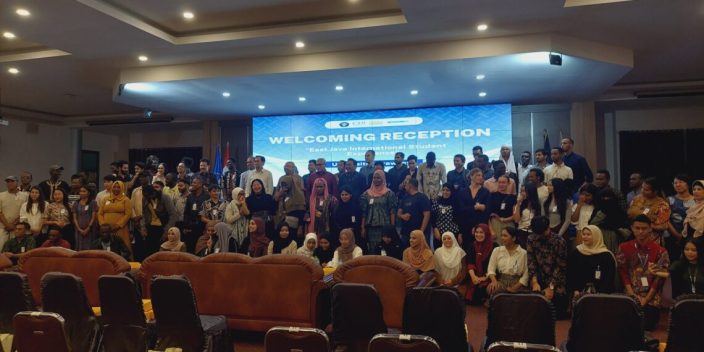 Ratusan mahasiswa asing dari berbagai penjuru dunia berkumpul dalam acara pembukaan "East Java International Student Experience 2024". Foto: Humas UB