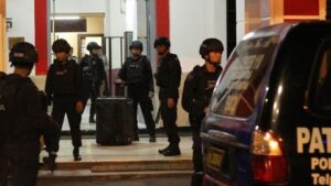 Polisi yang terdiri dari tim gabungan geledah rumah teroris