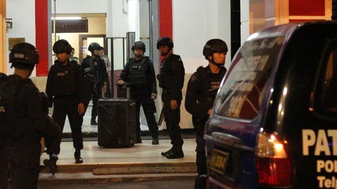 Polisi yang terdiri dari tim gabungan geledah rumah teroris