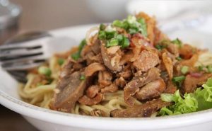 Kota Malang tidak hanya terkenal dengan keindahan alam dan budayanya, tetapi juga memiliki ragam kuliner yang menggugah selera, terutama depot mie yang legendaris