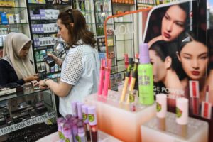 Dalam kurun waktu 2024 hingga 2028, industri kosmetik di Indonesia diproyeksikan akan mengalami pertumbuhan rata-rata sebesar 5,35% per tahun.