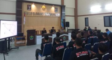 Dalam usaha menjaga keamanan dan ketertiban di Kelurahan Purwodadi, Kota Malang, sinergi antara tiga pilar utama Pak Bhabin Aiptu Fajar dari Polsek Blimbing, Lurah Purwodadi, dan Babinsa. Foto: Humas Polri