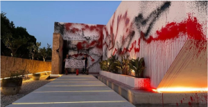 Rumah Lionel Messi yang dirusak (AFP)