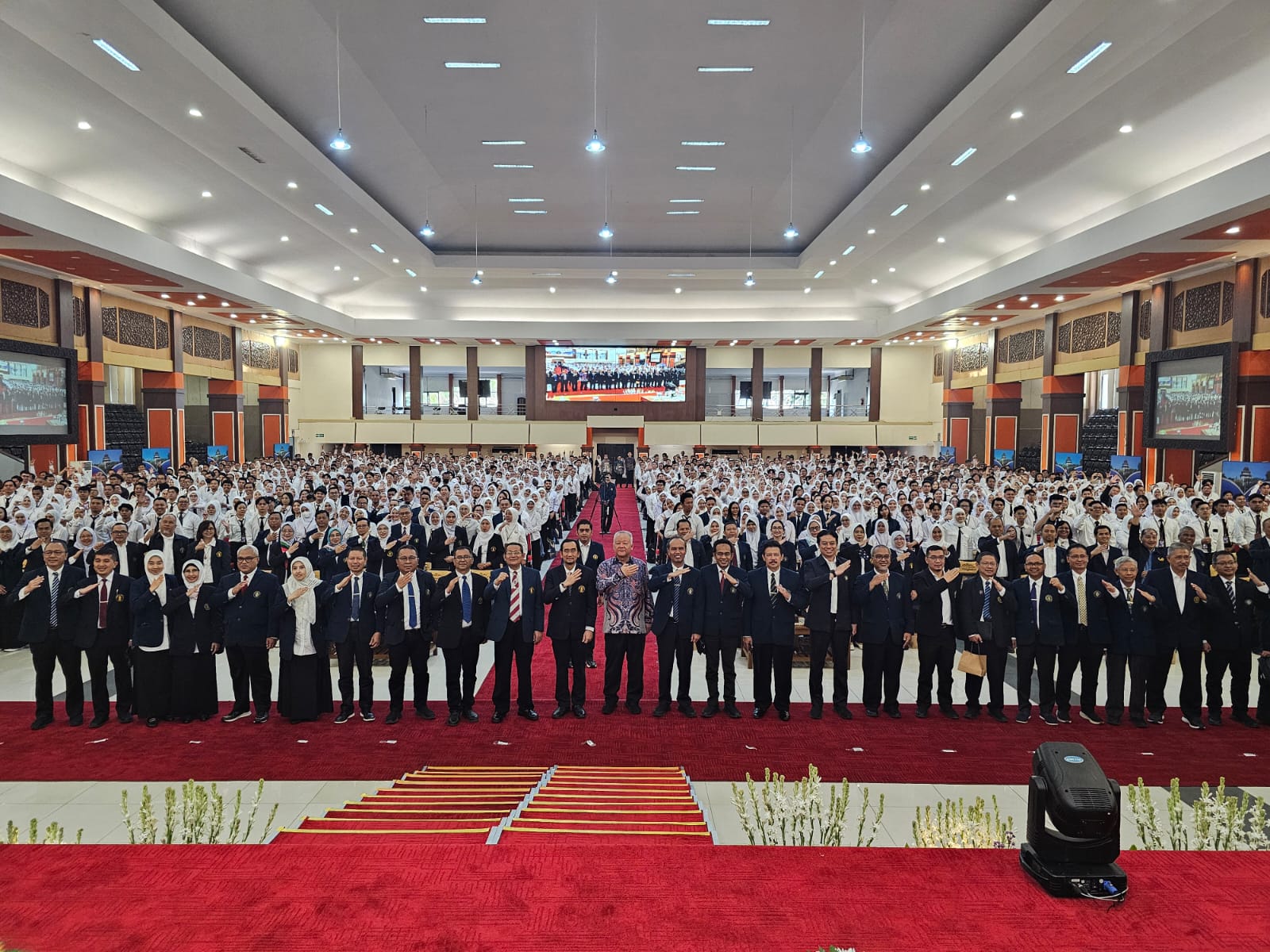 Kegiatan Orientasi Pendidikan dan Kemahasiswaan (ORDIK) Universitas Brawijaya (UB) berlangsung di Gedung Samantha Krida UB, Rabu (21/8). Kegiatan ORDIK dihadiri 1.692 mahasiswa baru program pascasarjana untuk Tahun Akademik 2024/2025.