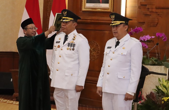 Pengambilan Sumpah Pejabat 2 Kota di Jawa Timur, di Gedung Negara Grahadi Surabaya, Sabtu malam(10/8).