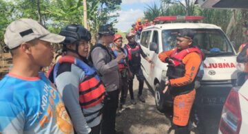 Pencarian intensif selama empat hari terhadap AZ, bocah 3 tahun yang tenggelam di Kecamatan Pakisaji, Kabupaten Malang, akhirnya membuahkan hasil. Foto: Humas Polri