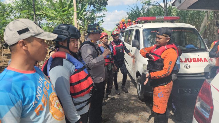 Pencarian intensif selama empat hari terhadap AZ, bocah 3 tahun yang tenggelam di Kecamatan Pakisaji, Kabupaten Malang, akhirnya membuahkan hasil. Foto: Humas Polri