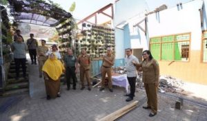 Pj Wali Kota Batu Aries Agung Paewai bersama Kepala Dinas Pendidikan Kota Batu M. Chori dan Camat Bumiaji Thomas Maydo melakukan kunjungan lapangan untuk memantau proses pembangunan dan rehabilitasi gedung sekolah di wilayah Desa Giripurno