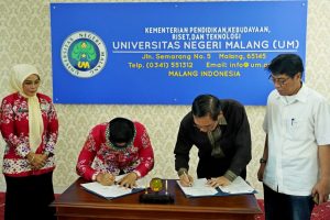 Rektor UM, Prof. Dr. Hariyono, M.Pd (tiga dari kiri) dalam prosesi penandatanganan MoU dengan Pemerintah Kabupaten Tana Tidung: Foto: UM