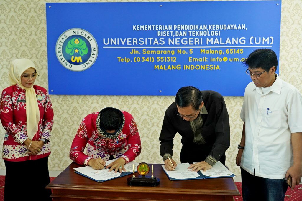 Rektor UM, Prof. Dr. Hariyono, M.Pd (tiga dari kiri) dalam prosesi penandatanganan MoU dengan Pemerintah Kabupaten Tana Tidung: Foto: UM