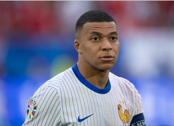 Kylian Mbappe tuntut gaji
