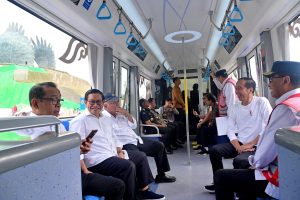 ,- Presiden Joko Widodo, yang akrab disapa Jokowi, melakukan uji coba terhadap salah satu inovasi terbaru di bidang transportasi ramah lingkungan, yaitu Trem Otonom Nusantara
