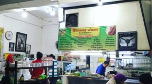 Warung Lama Haji Ridwan, sebuah warung makan sederhana namun legendaris, telah menjadi saksi bisu perjalanan waktu kota Malang. Foto: Istimewa