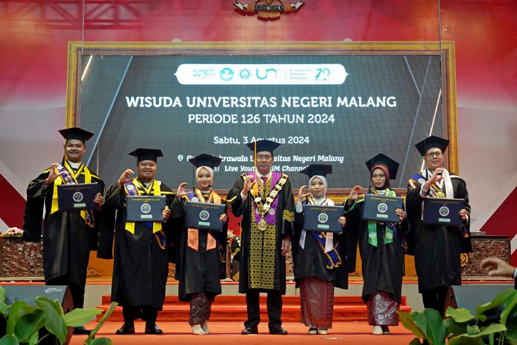 Sabtu, (3/8), Universitas Negeri Malang (UM) mencatat sejarah baru dengan menyelenggarakan Wisuda Periode ke-126 di Gedung Graha Cakrawala. Foto: Humas UM