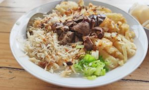 Bubur ayam sudah lama menjadi salah satu makanan favorit masyarakat Kota Malang, terutama sebagai menu sarapan.
