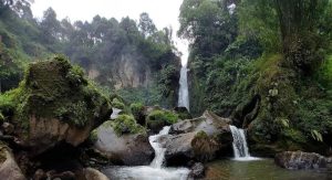 Terletak di Dusun Wonorejo, Desa Tulungrejo, Bumiaji, Kota Batu, Jawa Timur, Air Terjun Coban Talun menawarkan pesona alam yang memukau.