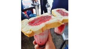 Kota Malang memang dikenal dengan berbagai kuliner khas yang menggugah selera. Salah satu yang terus bertahan dari zaman ke zaman adalah Es Santan 68.