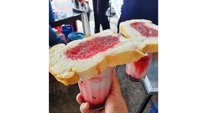 Kota Malang memang dikenal dengan berbagai kuliner khas yang menggugah selera. Salah satu yang terus bertahan dari zaman ke zaman adalah Es Santan 68.