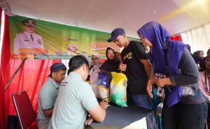 Pemerintah Kota (Pemkot) Batu kembali menunjukkan komitmennya dalam menjaga stabilitas harga pangan dengan mengadakan pasar murah dan membantu masyarakat melalui program “Gerakan Pangan Murah.”